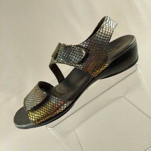 Munro Catelyn Sandals Metallic Silver Snakeskin Toe Adj Hook & Loop Close 6.5M